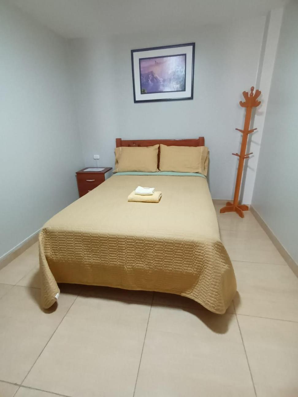 Right Across From The Airport - Free Shuttle - A Y J Familia Apartamento Lima Exterior foto