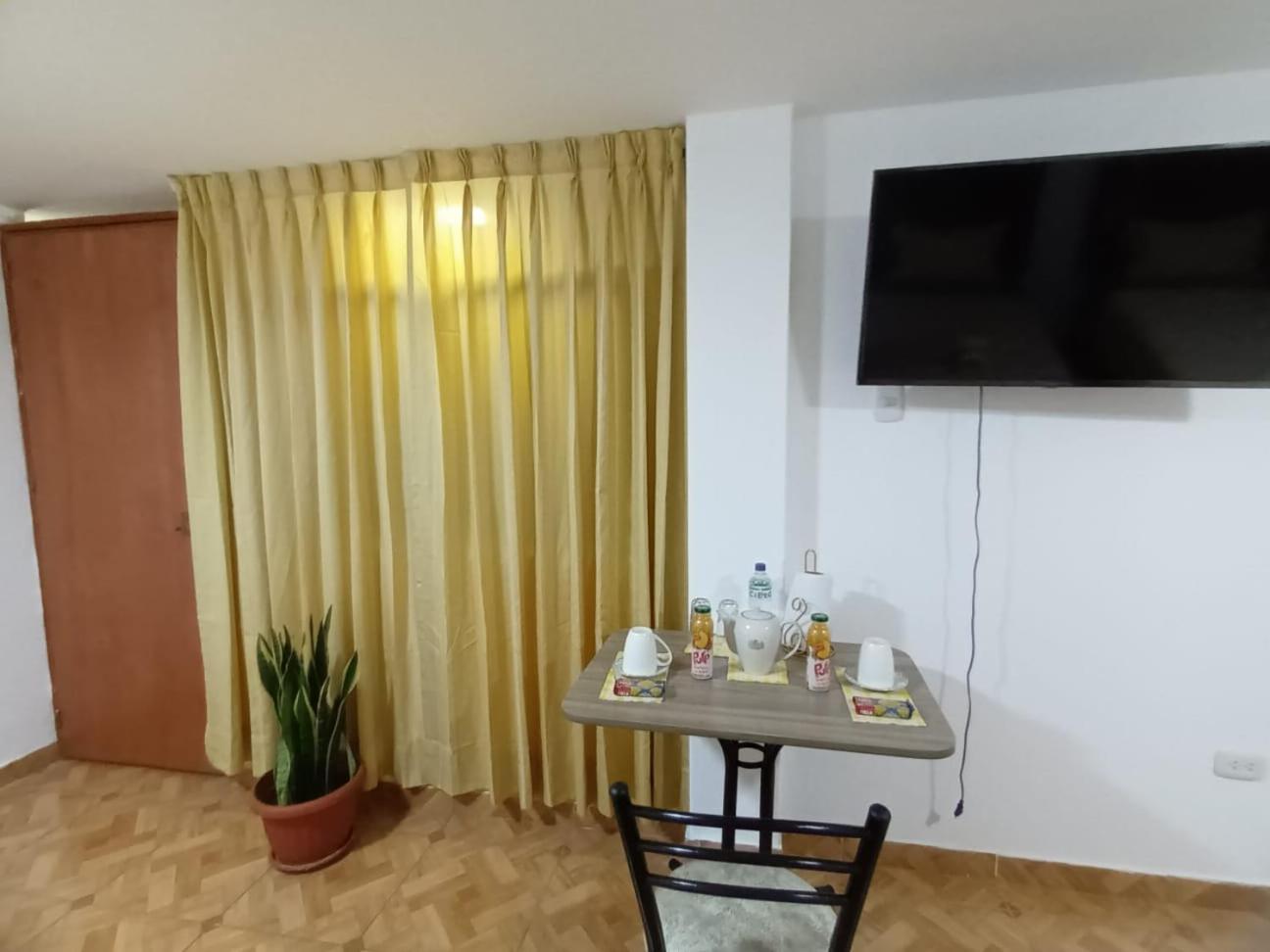 Right Across From The Airport - Free Shuttle - A Y J Familia Apartamento Lima Exterior foto