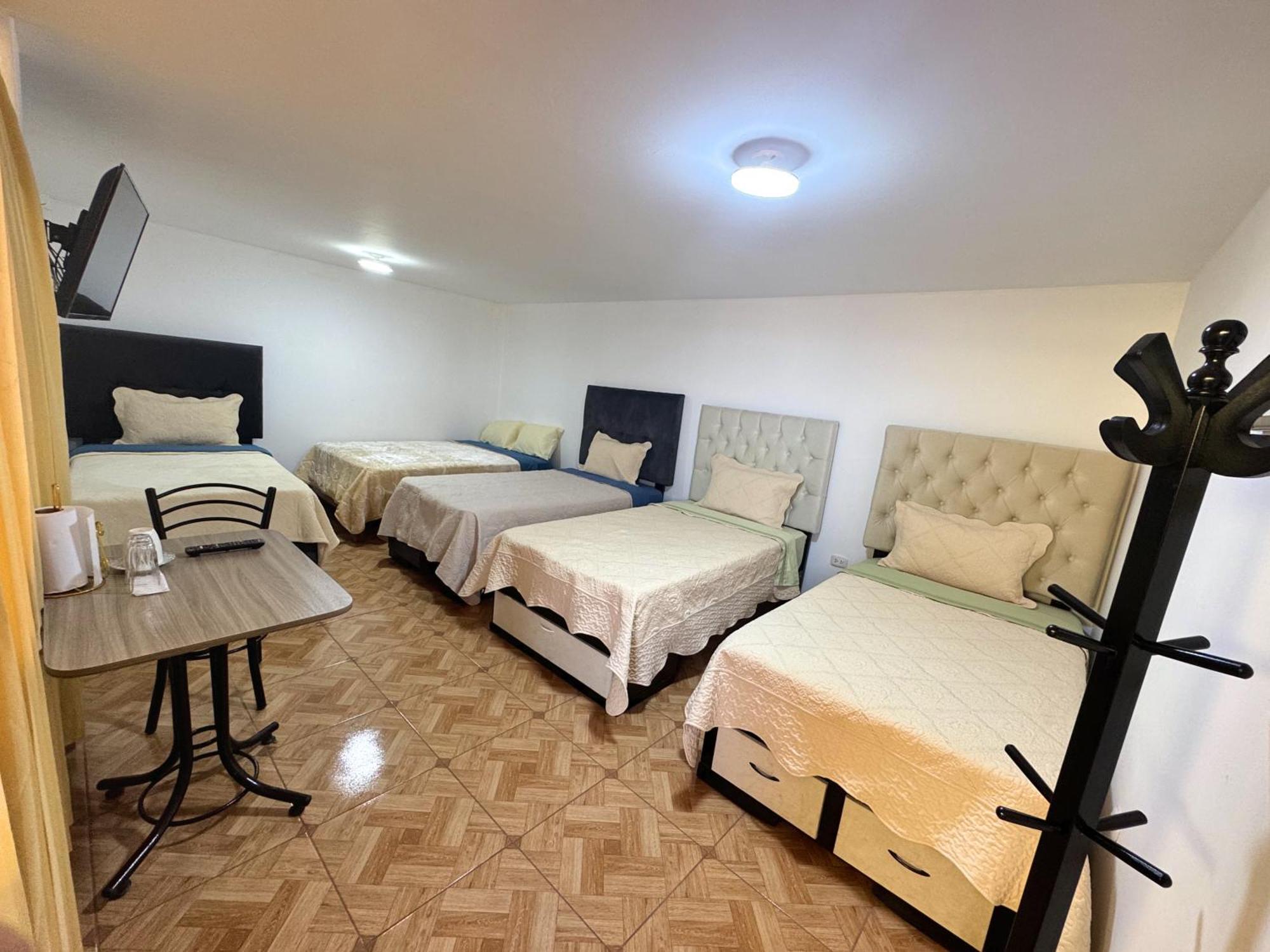 Right Across From The Airport - Free Shuttle - A Y J Familia Apartamento Lima Exterior foto